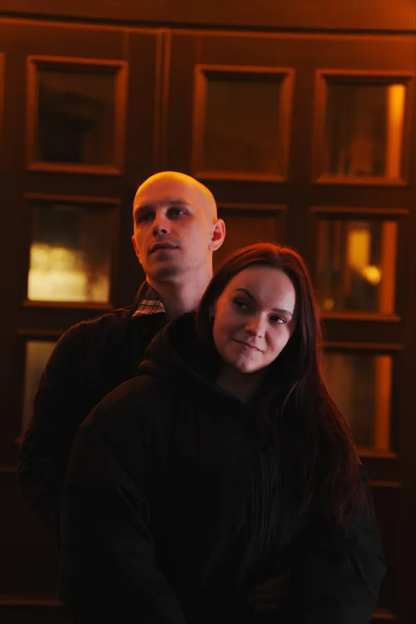 Алексей обнимает Веронику на фоне тёплого вечернего света